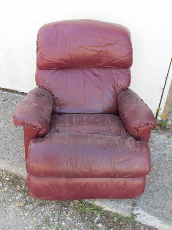 Lazy Boy recliner, cleans up nice...