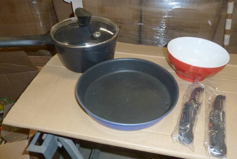 Cake pan, bowl, vegie peelers, qt p...