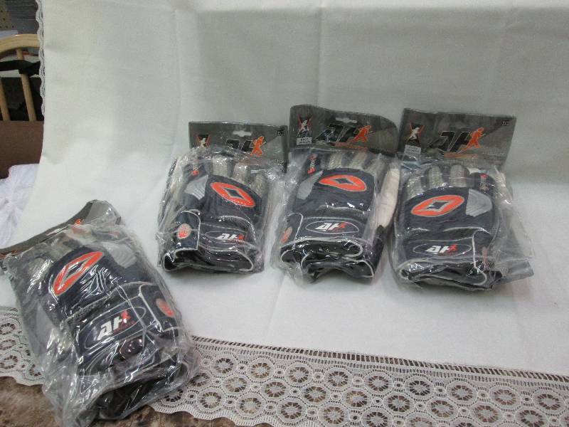 Goal keepers gloves qty 4 size L...
