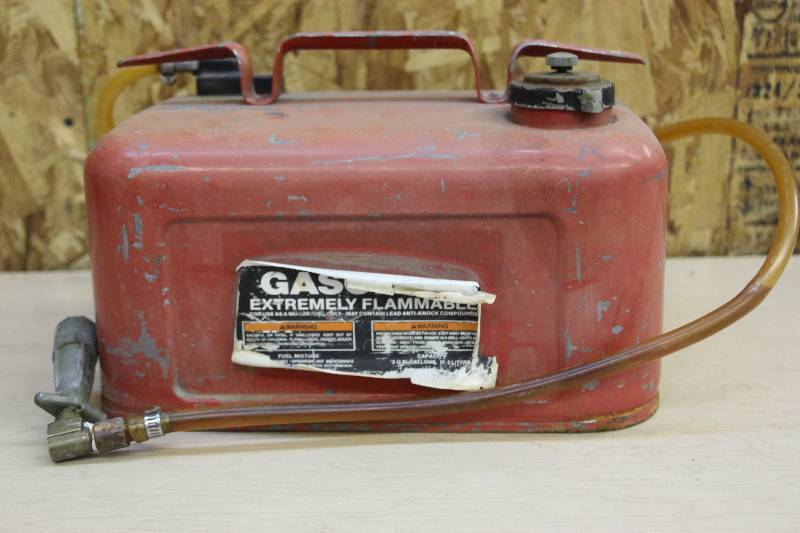 Outboard motor gas tank and line w squeeze bulb