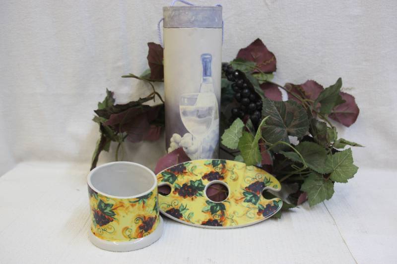 Assorted wine dcor items