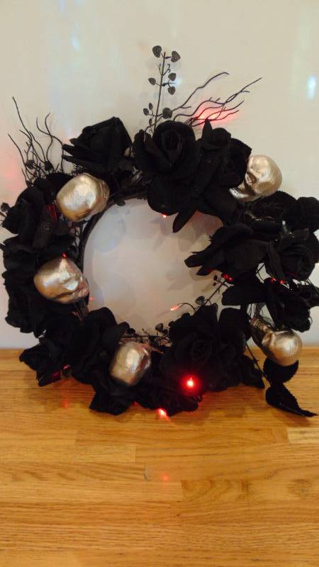 Lighted roseskull wreath