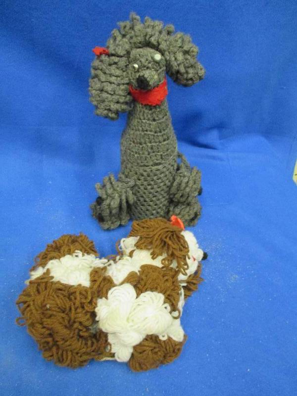 2 poodles made from yarn, very cute...