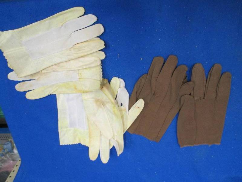 4 pairs of garden gloves...