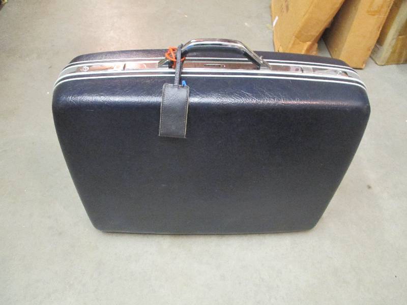 Nice Samsonite travel case, on whee...