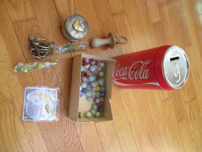 Vintage marbles, Coca Cola coin ban...