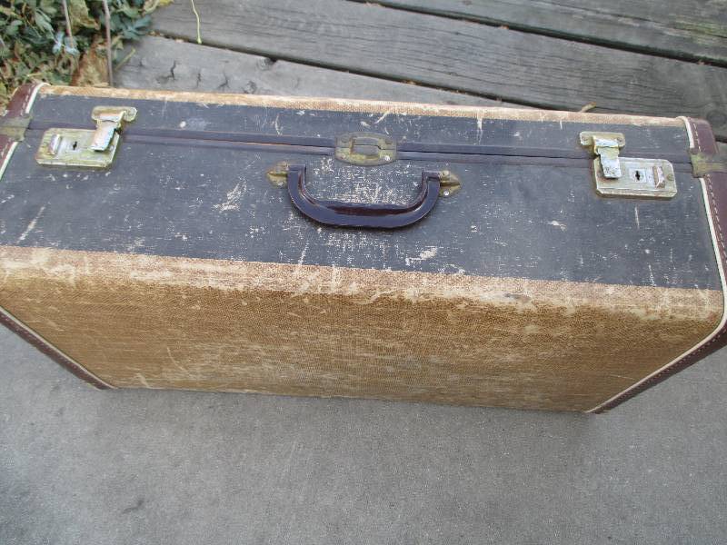 Vintage suitcase, latches both work...
