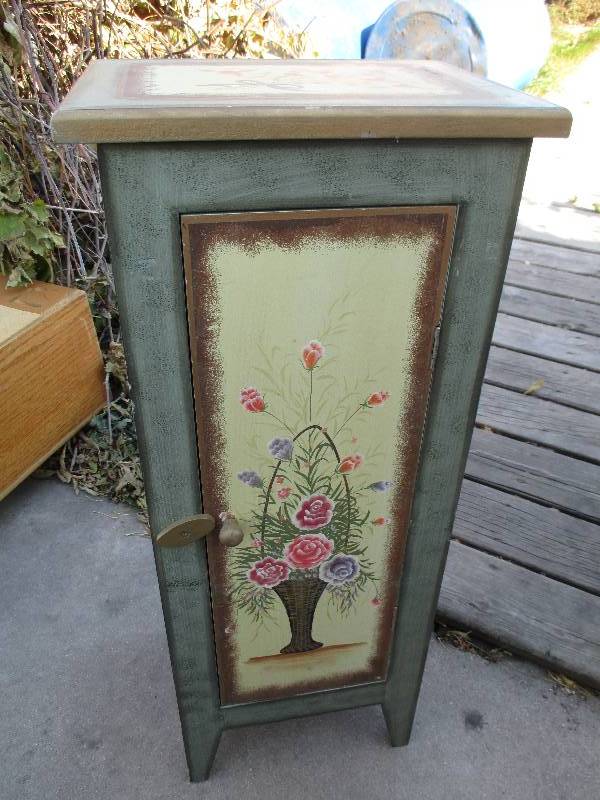 Nice decorative cubby holder...