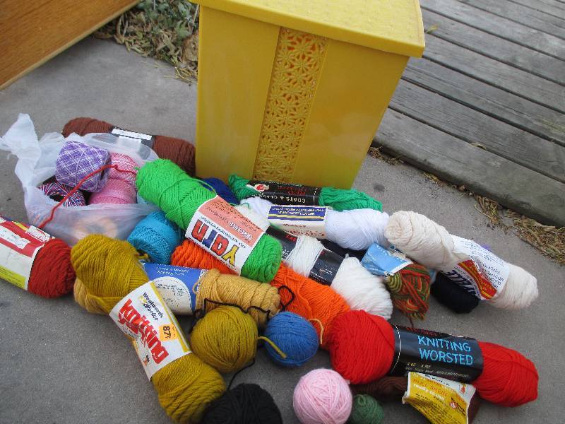 Vintage container of yarn and threa...