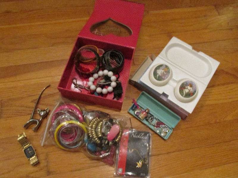 Lot of jewlery and watches, include...