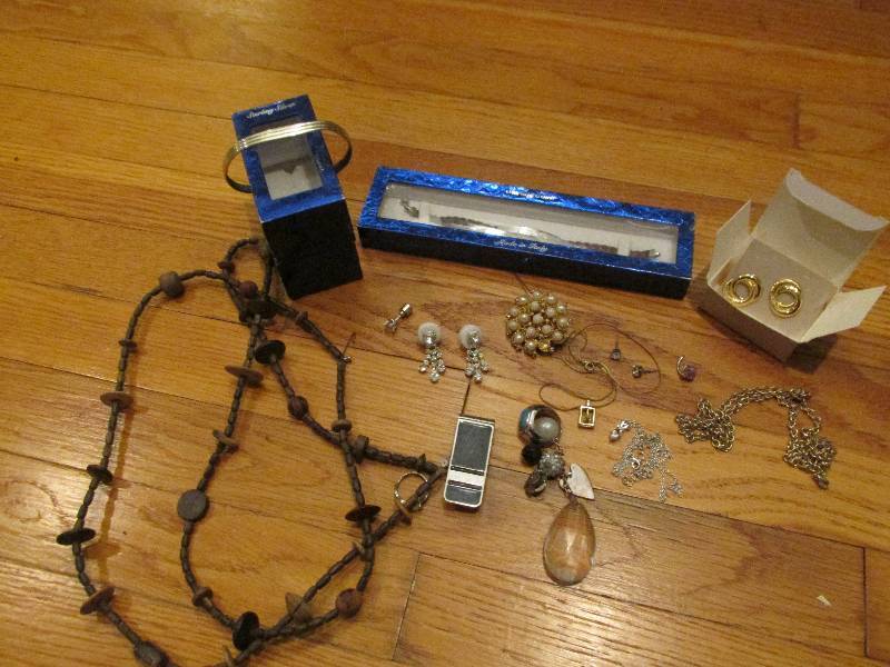 Lot of very nice necklaces, sterlin...