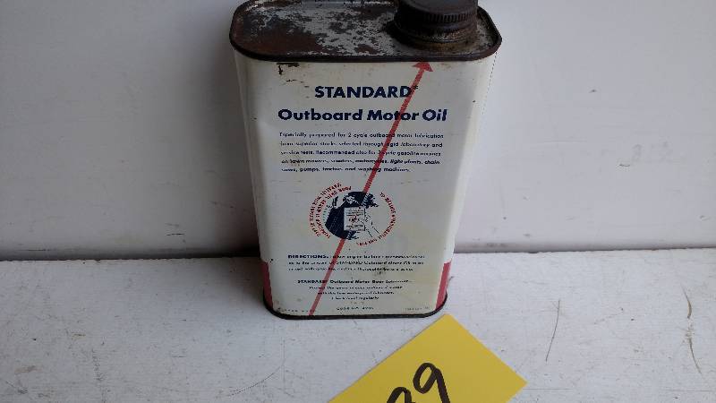 lot 189 image: Standard Oil Outboard Oil 1 Quart C...
