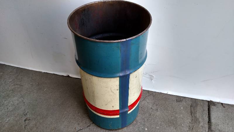 lot 100 image: Standard Oil Co. 15 Gallon Oil Drum...