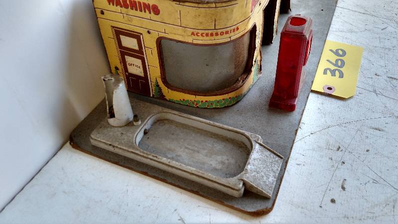 lot 366 image: Keystone Garage, 20 x 9...