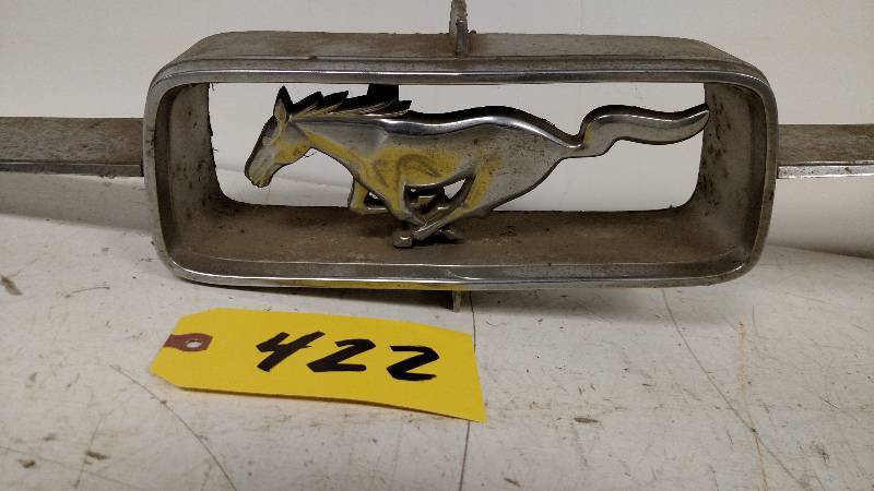lot 422 image: Mustang Grill Emblem...