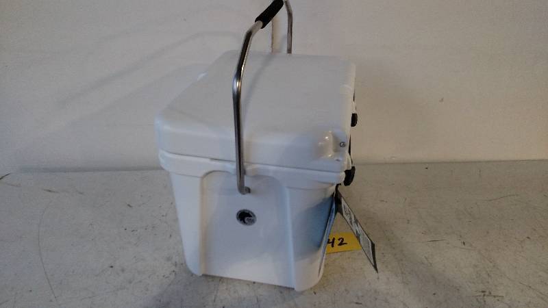 lot 42 image: Yeti Roadie Cooler, New...