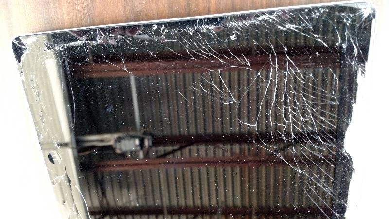 lot 245 image: Apple IPAD 16 GB, Broken Screen...