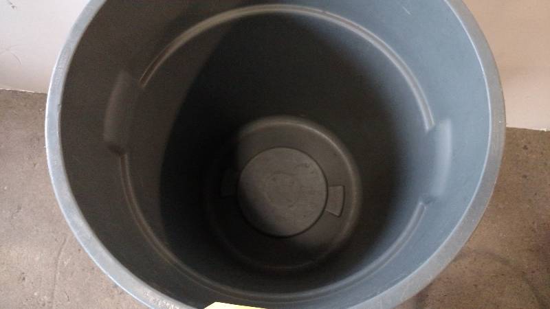 lot 173 image: Rubbermaid Model 2643 44 Gallon Tra...