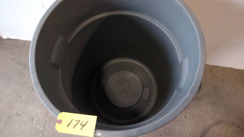 lot 174 image: Rubbermaid Model 2643 44 Gallon Tra...