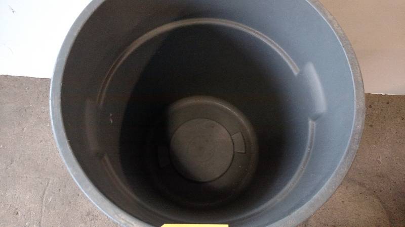 lot 175 image: Rubbermaid Model 2643 44 Gallon Tra...