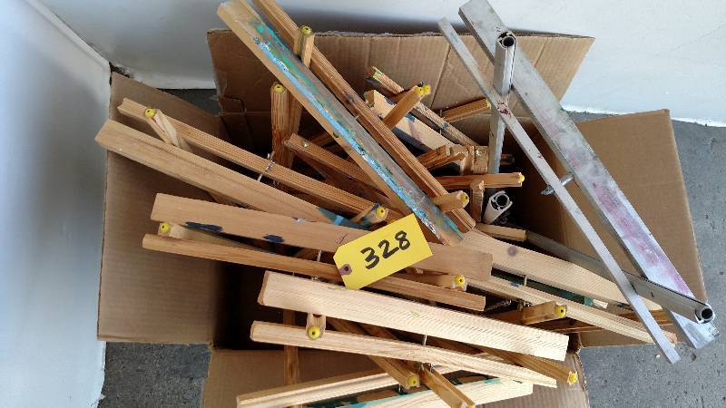 lot 328 image: Asstd easels...