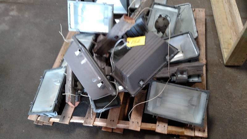 lot 152 image: Assts Outdoor Lights...