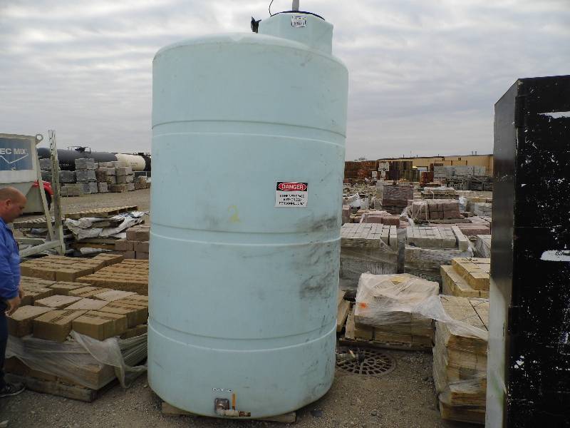 lot 2 image: 1,500 Gallon Plastic Tank