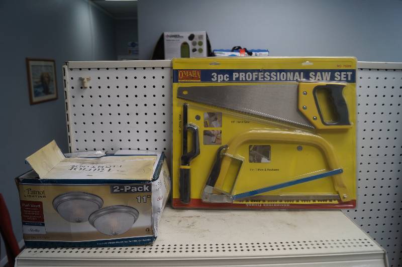 lot 35 image: 3pc saw set and light