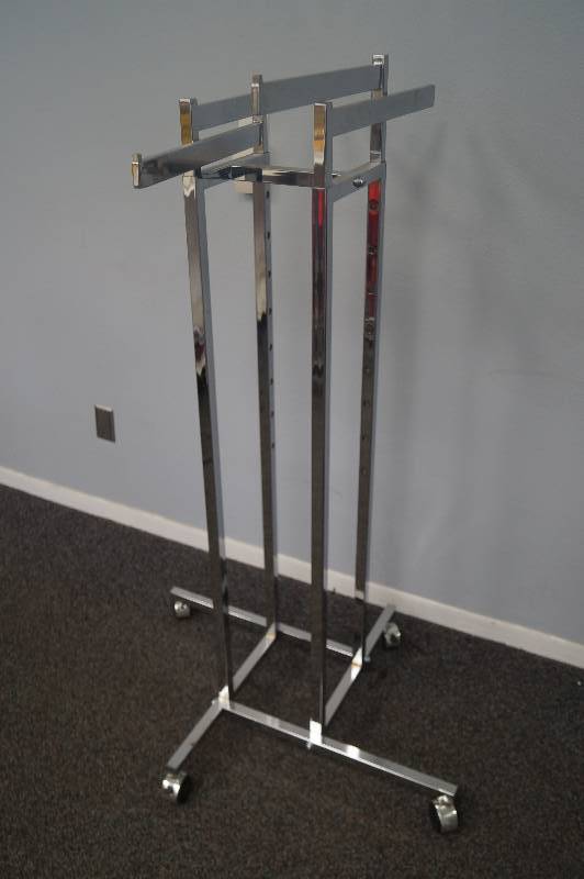 lot 48 image: Cloths rack