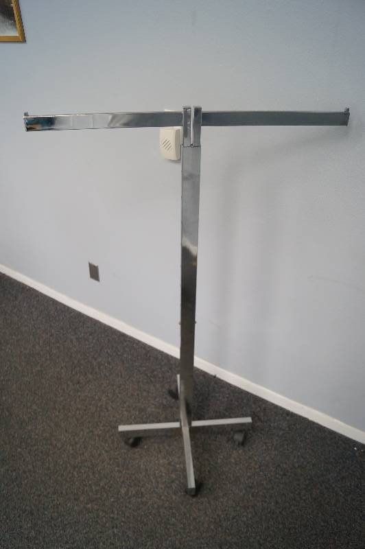 lot 49 image: Cloths rack