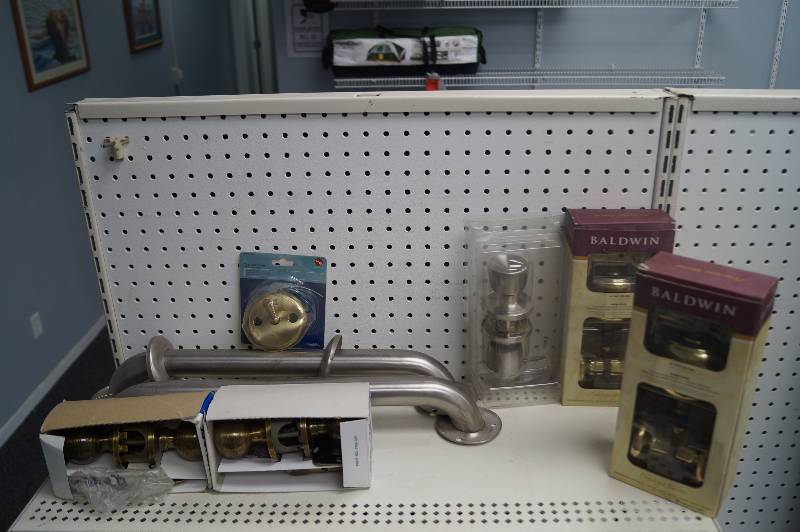 lot 18 image: Shower handles and 5 privacy knobets