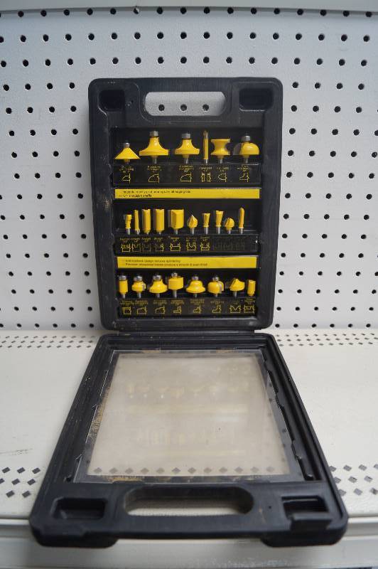 lot 20 image: Router bit set