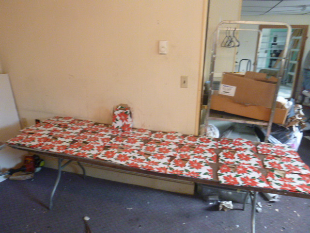 lot 7 image: 25 Poinsettia Under Wraps Boxes