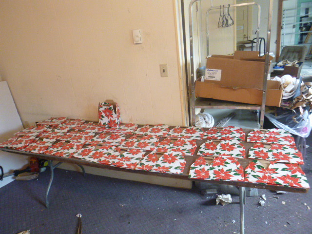 lot 8 image: 25 Poinsettia Under Wraps Boxes