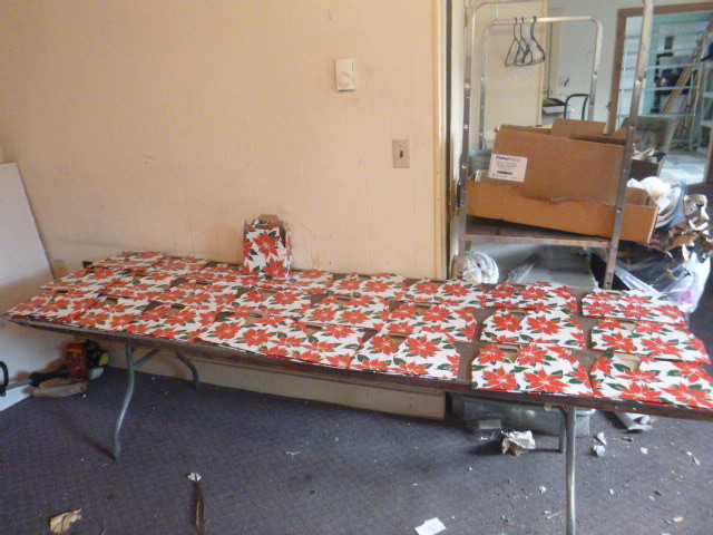 lot 9 image: 25 Poinsettia Under Wraps Boxes