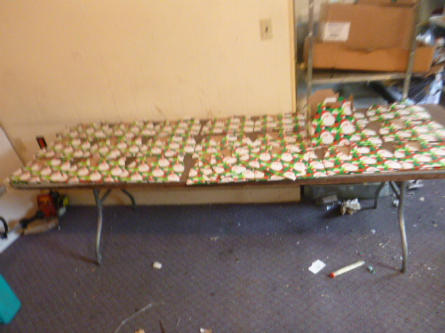 lot 10 image: 25 Santa Hello Under Wraps Boxes