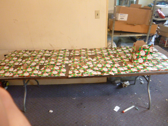 lot 11 image: 25 Santa Hello Under Wraps Boxes