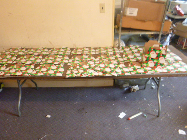 lot 12 image: 25 Santa Hello Under Wraps Boxes