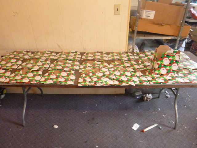 lot 13 image: 25 Santa Hello Under Wraps Boxes