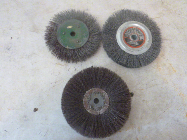 lot 60 image: 3 Wire Brushes
