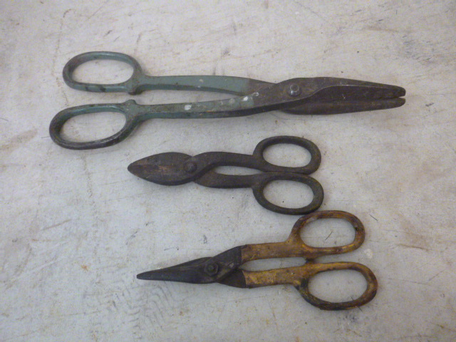 lot 61 image: 3 Snips