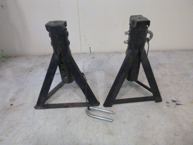 lot 124 image: 2 Jack Stands