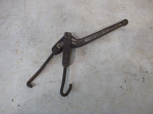 lot 131 image: Small Chain Binder