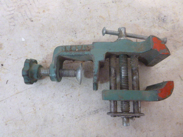 lot 132 image: Small Hobie Clamp-On Vise