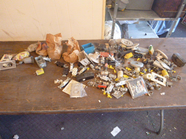 lot 140 image: Miscellaneous Electrical Items