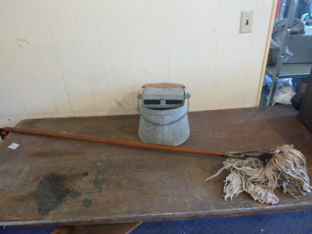 lot 154 image: Vintage Deluxe Metal Mop Bucket