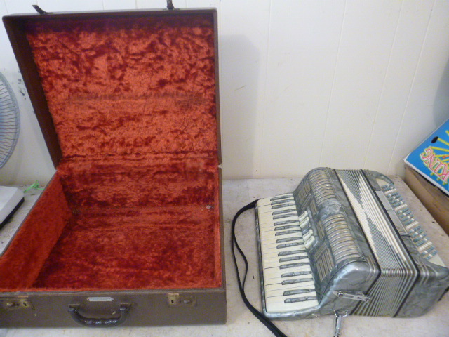 lot 199 image: Fideetfortitudine Accordion