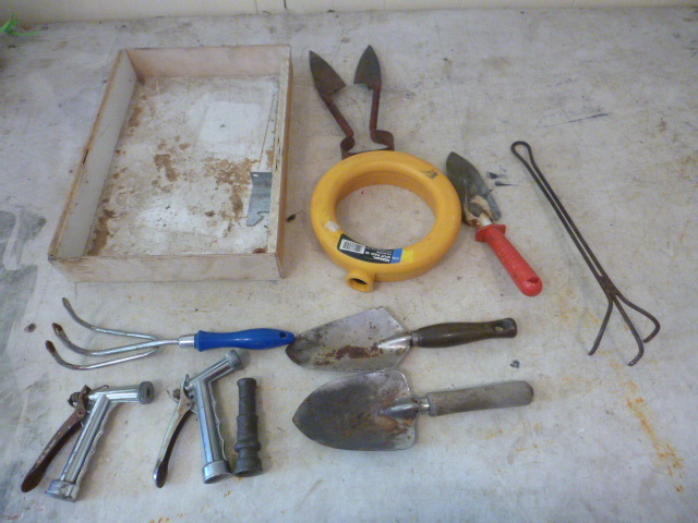 lot 205 image: Miscellaneous Lawn and Garden Items