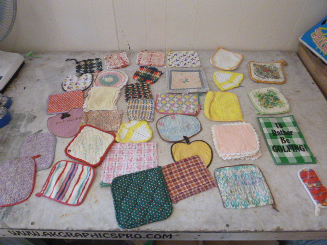 lot 218 image: Miscellaneous Pot Holders