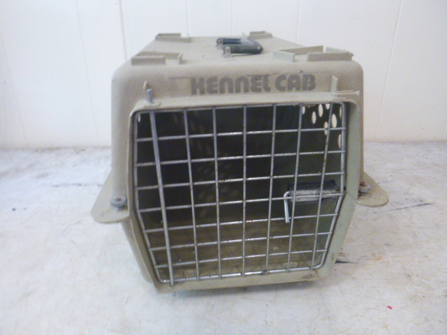 lot 219 image: Pet Kennel